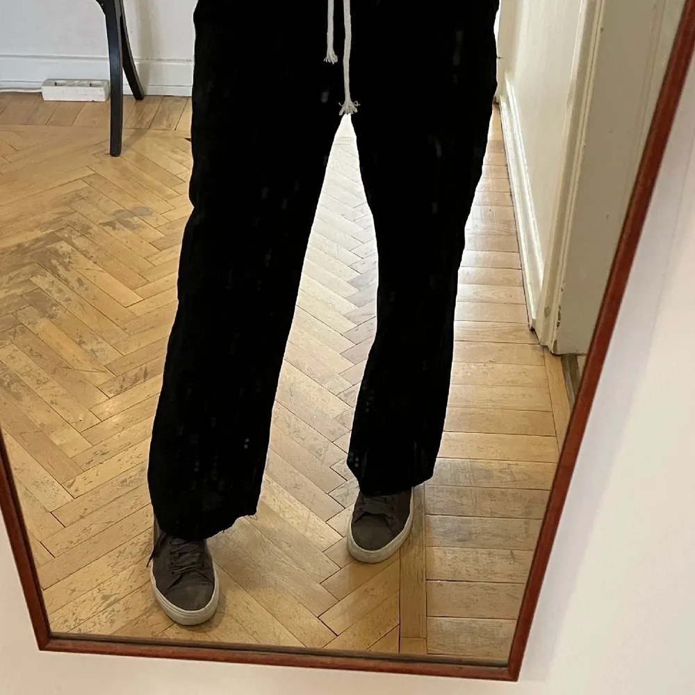 Säljer jätte fina linnebyxor som är perfekta till sommaren. Köparen betalar för frakten. Köpt här på Plick,Inte mina bilder. Pris kan diskuteras vid en snabb affär🫶🫶. Jeans & Byxor.