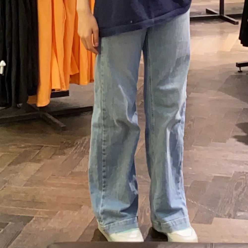 raka jeans från carin wester i storlek 34. Jeans & Byxor.
