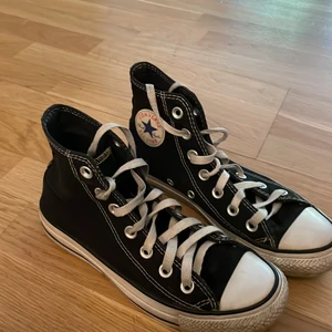 Converse  - Converse som är väl använda dock ger en snygg look. Passar mig med strl 36 men de beror väl på personen. Kan tvätta innan säljning om de önskas