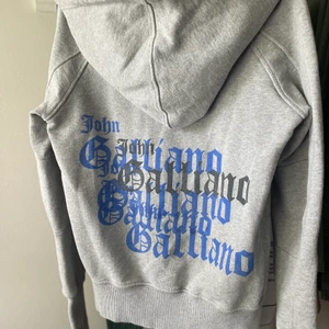 John Galliano hoddie - Supercoola John Galliano zip up hoodie. Tryck på fram och baksida,