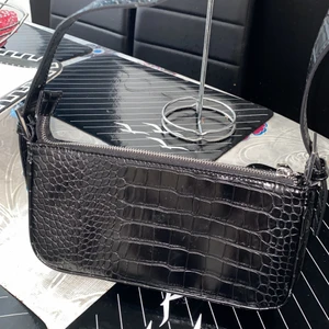 Modern Shoulder Bag - Axelväska från Gina Tricot köpt för 2 månader sedan och har använts en gång, helt nytt skick och väldigt trendigt och modernt! 