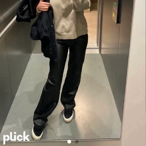 Skinnbyxor - Säljer dessa jättefina skinbyxorna då de är lite försmå för mig:( köpta här på Plick men finns inga synliga skador, alltså i jättebra skick! Skriv vid fler bilder eller frågor❤️ Jag har vanligtvis 34/36
