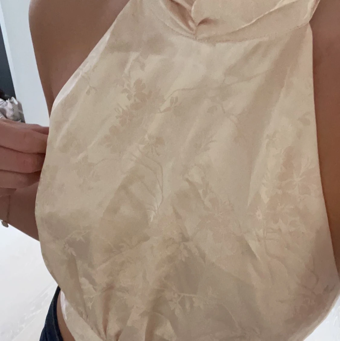  satin topp med öppen rygg - 90