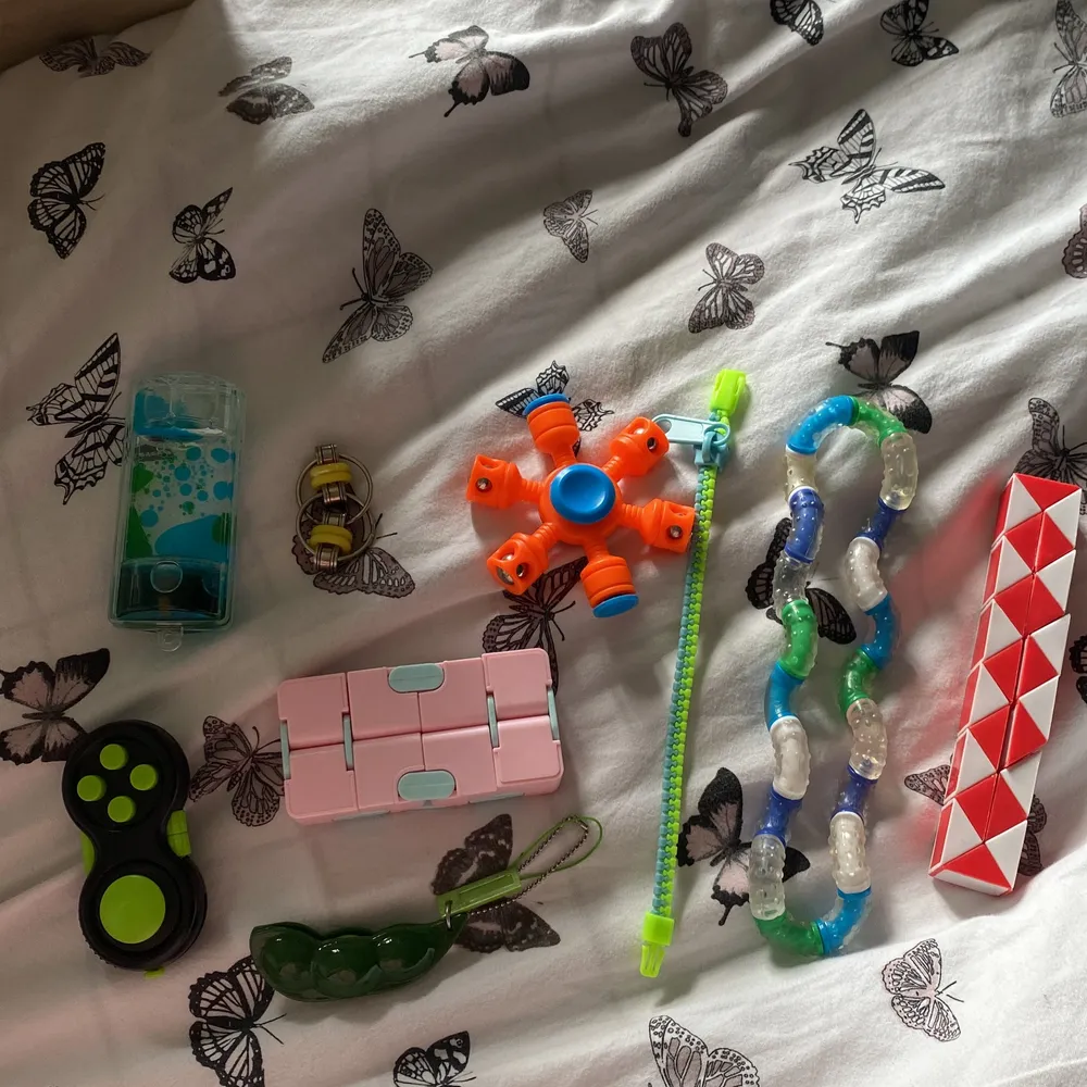Fidget toy pack med 9 fidget toys <3 vid funderingar skriv det💕💫. Övrigt.