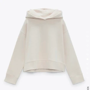 Hoodie från zara - Beige hoodie från zara, perfekt nu till sommaren❣️