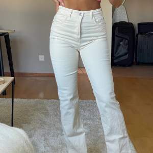 Naturvita jeans med slits, nyskick, bekvämt stretchigt material