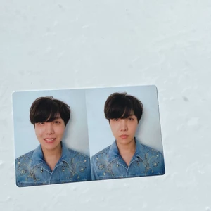 bts j-hope “tear” R ver. photocard  - säljer denna photocard för 80kr, eventuellt byta mot samma version fast Tae eller Jungkook 