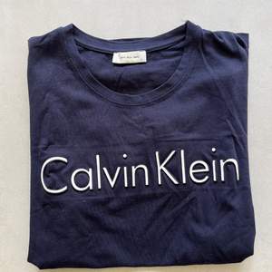 T-shirt från Calvin Klein Storlek S Använd men i gott skick