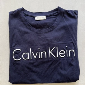 T-shirt från Calvin Klein, storlek S - T-shirt från Calvin Klein Storlek S Använd men i gott skick
