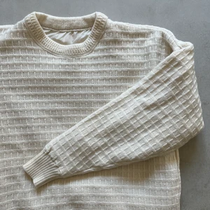 Stickad tröja, storlek S - Vit stickad tröja, prasslig på insidan Storlek S Använd men i gott skick