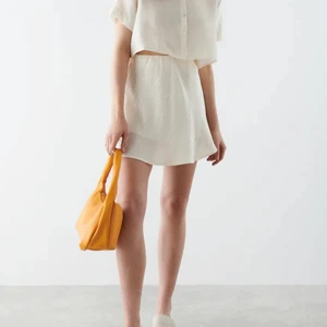 Kjol - Säljer denna fina kjol från Gina pga fel storlek. Aldrig använd, lapp kvar! Size: M, passar S Nypris 249kr