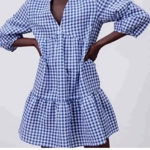 Rutig klänning - Säljer denna rutiga klänning som är så fin till sommaren då den blivit för kort. Jättefint skick och säljs inte längre. Säljer direkt för 300kr+frakt ❤️