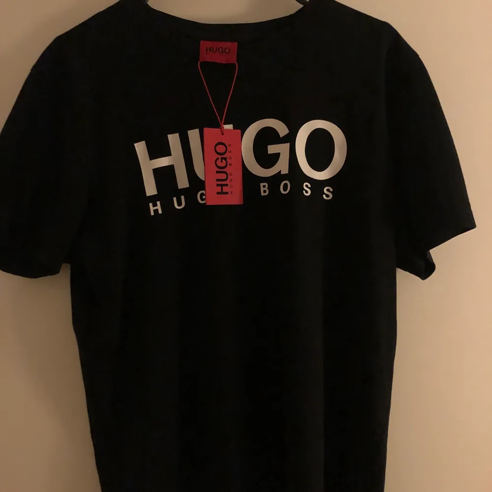 Hugo Boss T-Shirt  Skick: 10/10 Storlek M . T-shirts.
