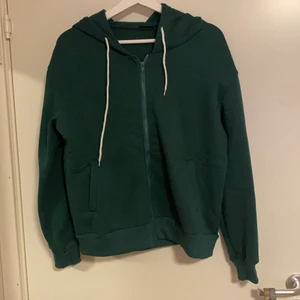 Zip Hoodie -  Grön zip hoodie, helt oanvänd men ingen lapp kvar :)