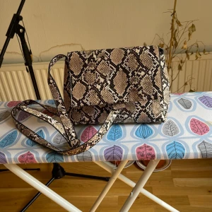 Leopard väska - Hej! Jag säljer min leopard väska, den är i bra skick. Vill ni ha fler bilder så skeva bara.