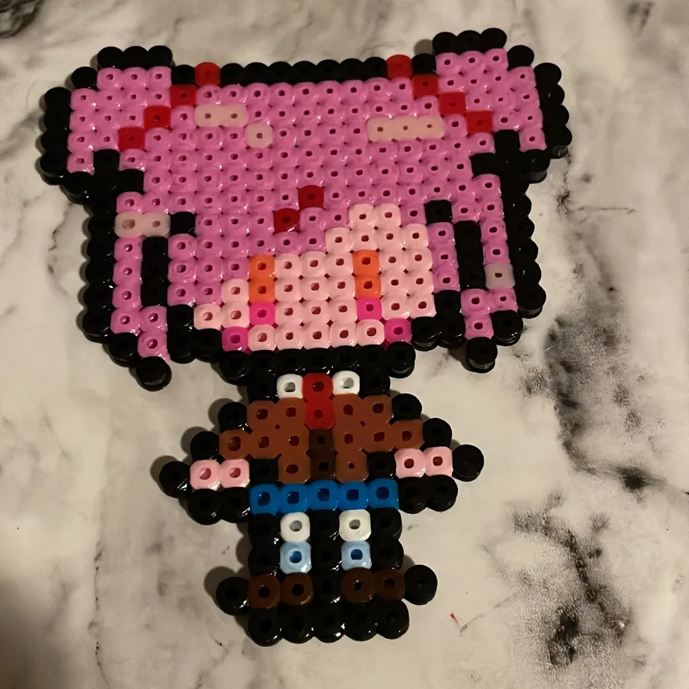 Natsuki ifrån doki doki literature club har alla andra karaktärer men om du vill se dem gå gärna in i min profil💗✨ skickar i brev. . Muu.