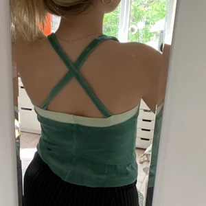 Grönt linne - Superfint linne med jättefin rygg. Köpt secondhand