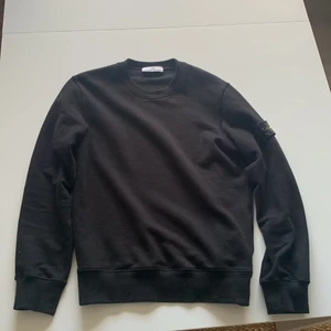 Stone island crew neck, svart storlek s  - Tröjan är i bra skick. Köpte den julen 2020 men knappt använt den på 6-8 månader