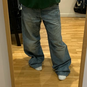 armani jeans - intressekoll på dessa blåa armani jeans! supersnygga!!!! jag är 163 cm för referens. kontakta mig för frågor. funkar både low waits och high!