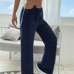 Sammet byxor blå med kedja  - Byxorna är använda en gång. Låg midjas med kedja. 