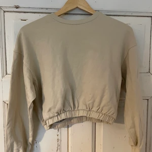Cropped sweatshirt  - En croppad sweatshirt från lager 157. Använd 1 eller 2 gånger och helt felfri! Storlek xs/s Pris: 60 + frakt Orginalpris: 150