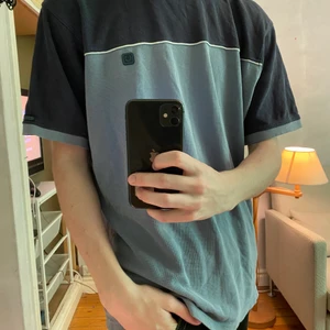 Fred perry tshirt - Lite gråblå fred perry tischa med coolt diskret mönster, passar typ bara med svart enligt mig men skulle kunna gå med typ beige också? sitter loose