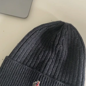 Moncler grenoble mössa - Knappt använd ligger å dammar, tar emot bud