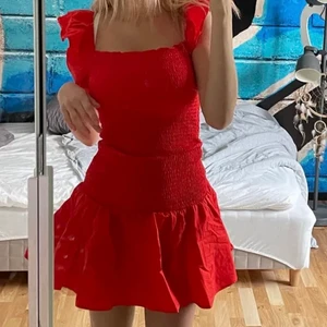 Zara klänning - röd zara klänning, använd 1 gång, storlek S