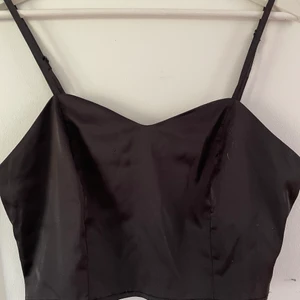 Festlinne från NAKD - Jättefint linne från NAKD i siden, den har aldrig används och är helt ny. Linnet är lite stor för mig eftersom jag har 36 vanligtvis, därför sitter det inte så bra på mig. Linnet har en dragkedja i ryggen. Nypris är 350kr men lägg eget bud vid intresse!