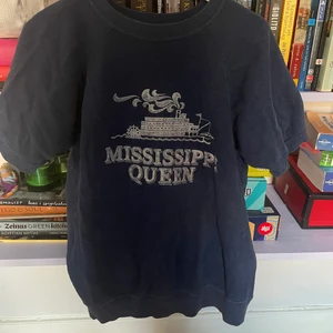 Kortarmad sweater - Vintage från san fransisco. Väl använt skick 