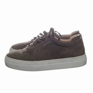 Axel Arigato sneakers - Ett par mocka sneakers från Axel Arigato. Storlek 39, nypris 2000kr