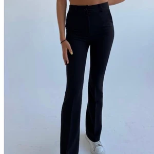 Kostymbyxor  - Helt nya kostymbyxor, de perfekta ifrån ”Design By Si” Provar lägga ut här innan jag skickar tillbaks, de passade tyvärr inte mig så endast därför jag väljer att sälja. Nypris är 500kr, mitt pris 400 fast pris