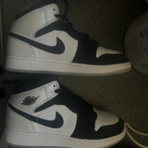 Air Jordan 1 Mid - Air Jordan 1 Mid ”diamond” EU 40 | UK 6 Använda 1 gång på en promenad  Jag har original boxen, men den är sönder på ett ställe. (se bild) kvitto finns, köpta för 2927kr i England. Priset kan diskuteras 