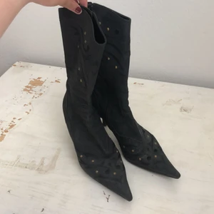 Cowboyboots ish - Cowboyboots ish, svarta boots i suade liknande material. Stl 38.5