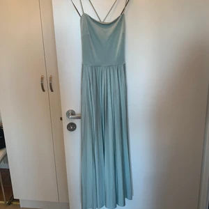 Plisserad sommarklänning  - Säljer en jätte fin plisserad klänning i en jätte fin grön färg. Använd 1 gång. Mjukt material som inte skrynklar sig samt kors i ryggen. Nypris 499kr Mitt pris 150kr