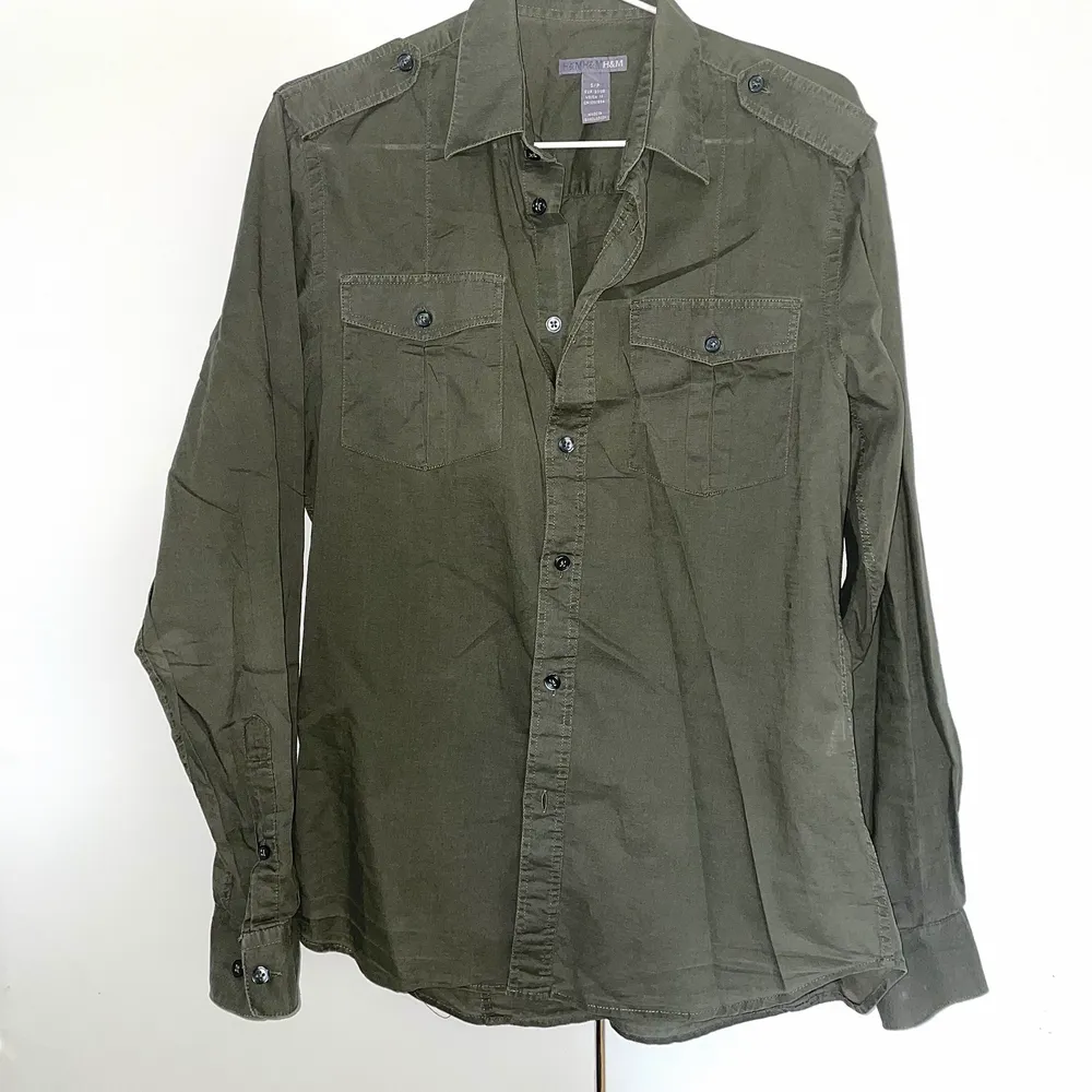 Olivgrön skjorta 🤎 använt två gånger 🤎 Jätte skönt material 100% bomull 🤎. Skjortor.