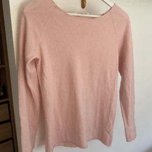 Stickad tröja från Zara  - Ljusrosa, stickad tröja som knappts använts överhuvudtaget 💕