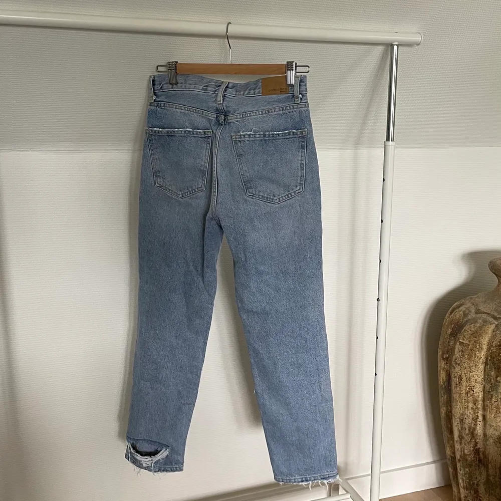 Snygga ljust tvättade jeans med hål i storlek 36. Jeans & Byxor.