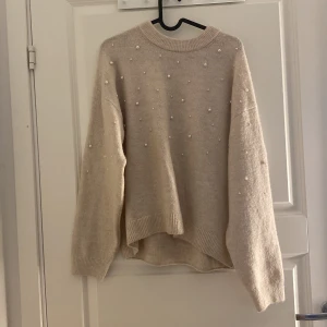 Hm stikad tröja  - Säljer dena superfina vita stukade tröja den är lita för varm för mig och har derför inte andvänts använten 3-4 gonger den är utan hål och fläkar vet ej vad jag köpte den för men selektiv för 150 +frakt 💕💕