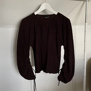 Topp från Gina Tricot  - Brun topp/blus från Gina Tricot storlek S
