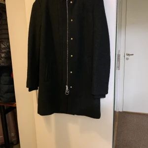 H&M jacka i svart - Jackan är oanvänd. Finns i Eskilstuna men kan fraktas