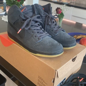 Nike dunks sb high - De är använda en eller två gånger, cond 10 av 10. Har kvitto, og box och extra snören. Nypris 1700kr, säljer för 900kr. Storlek 44  