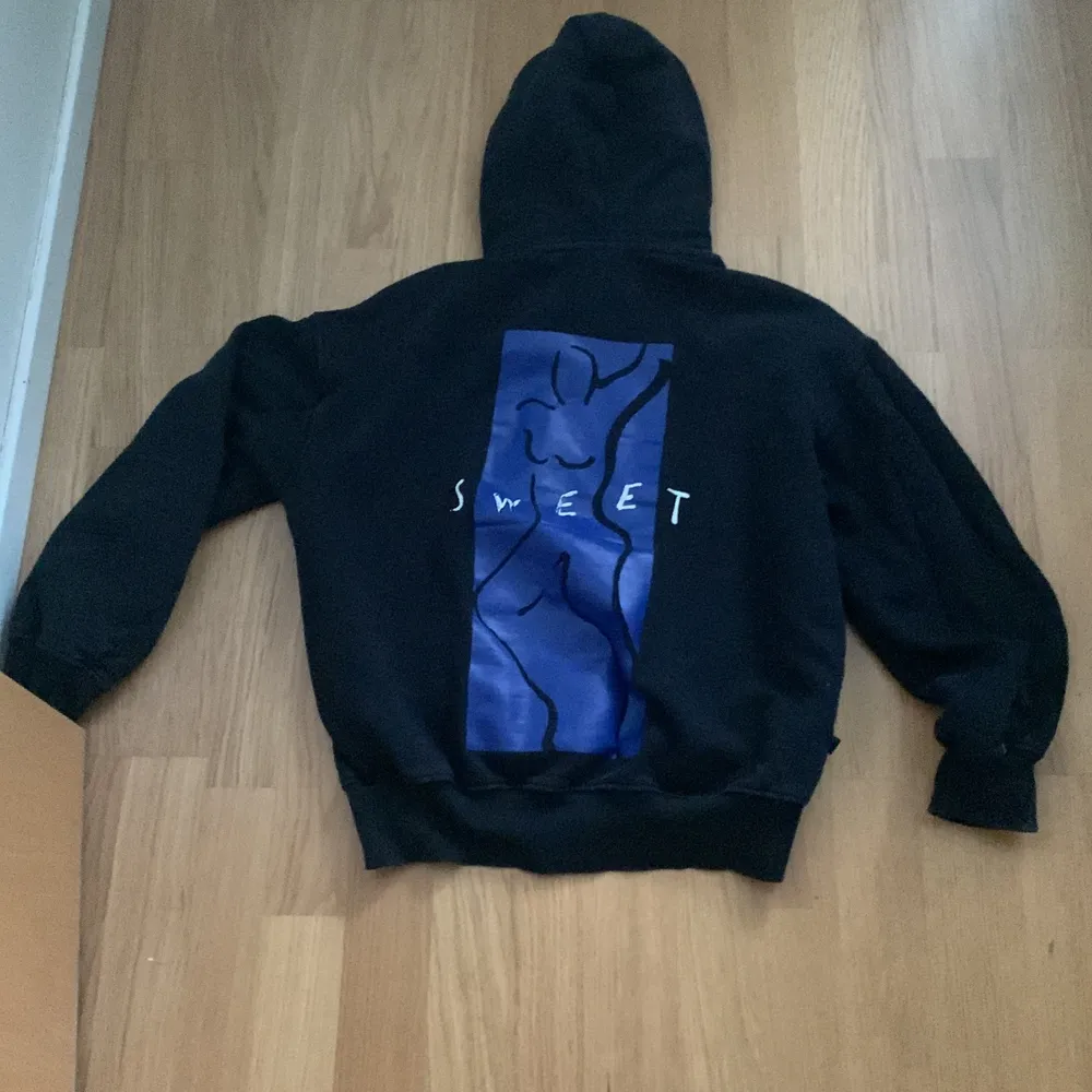 Tröjan är 1år gammalt men fortfarande skön, S för vuxna . Hoodies.