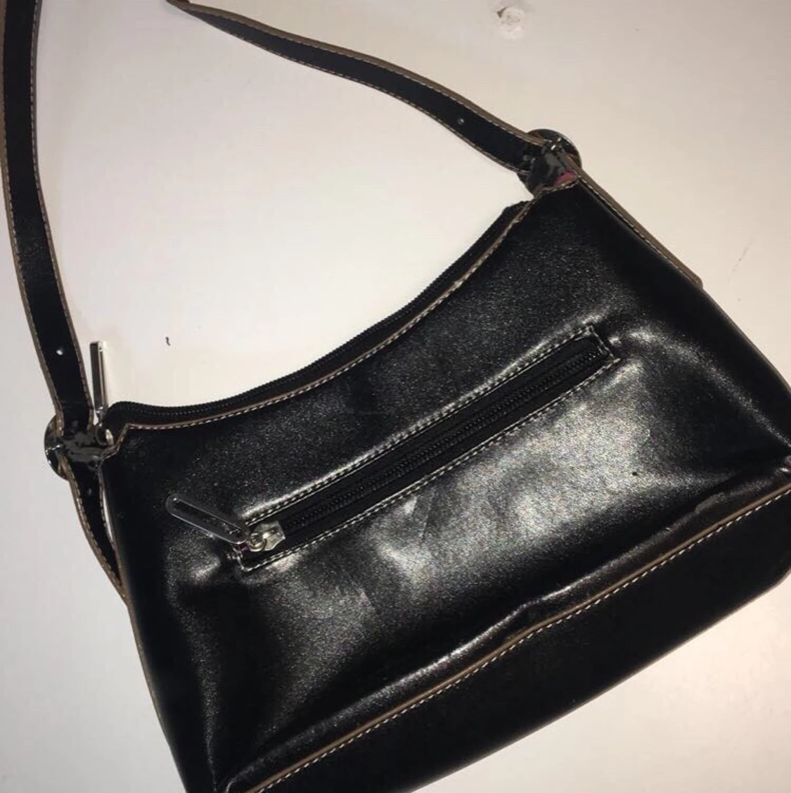 Liten svart handväska från David Jones - 90