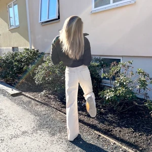 Begie jeans - Superfina beige jeans som jag köpte i början av året för att ha nu till sommaren, men de har tyvärr blivit för små. Satt perfekt men har nu blivit för små i både rumpa o midja. Endast använda någon enstaka gång, och perfekta nu till sommaren!! Skriv gärna för fler bilder 🤍 