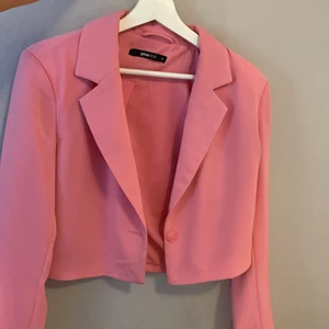 Croppad kavaj  - Säljer denna rosa croppad kavaj från Gina tricot för att den inte används längre. Använd 2 gånger. Storlek 36 