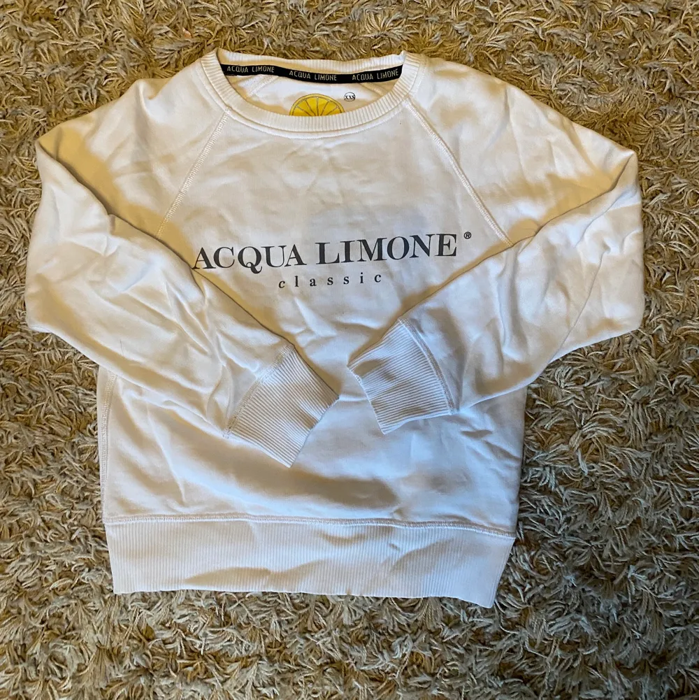 Säljer min acqua limone tröja då jag aldrig använder den💛🤍 Köpt för några år sedan på deras hemsida för 999kr men har bara legat i garberoben så den är bara använd ett fåtal ggr😊 Är i stl xxs men är som en xs/s.. Toppar.