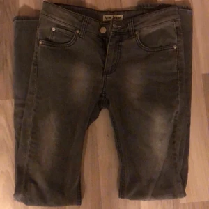 Acne jeans - Jeans utan några defekter, men dem passar inte mig. Midraise