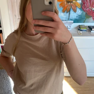 Beige zara tshirt 🤍 - Beige tröja från zara i storlek S🤍 70 kr plus frakt 🙏🏻