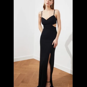 Svart balklänning  - Säljer min svarta balklänning från Zalando i storlek 36, är i bra skick. Storleken är slut på hemsidan💓